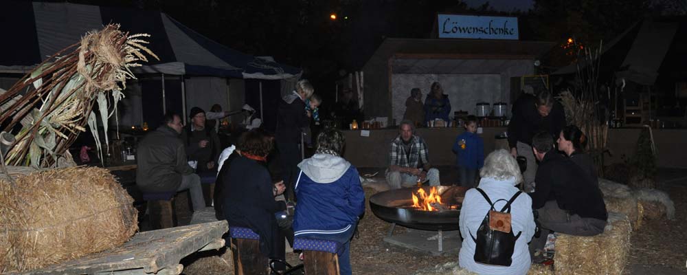 GemÃ¼tliche Stimmung am Abend um die Feuerschale