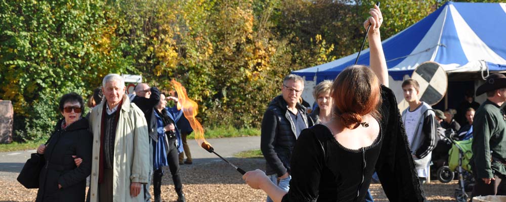 Gaukler mit Feuerspiel